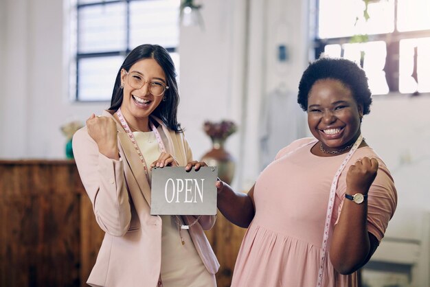 C'est un rêve devenu réalité pour nous Photo de deux femmes travaillant ensemble dans une boutique