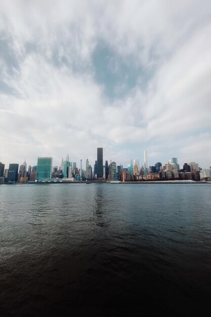 À l'est de la rivière par les bâtiments contre le ciel à New York