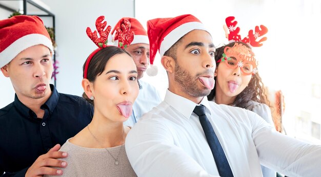 Est-ce la saison idiote ou la saison de Noël Photo d'un groupe d'hommes d'affaires prenant un selfie au travail