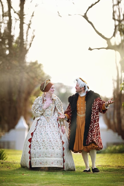 C'est Tout à Vous Photo D'un Couple Royal Passant Du Temps Ensemble Dans Les Jardins