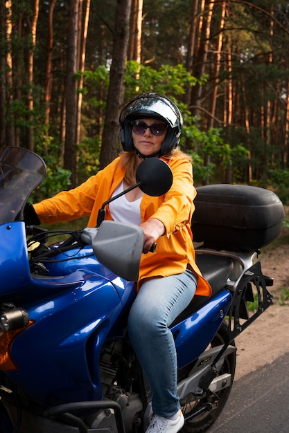 Photo c'est une vieille femme cool avec une moto.