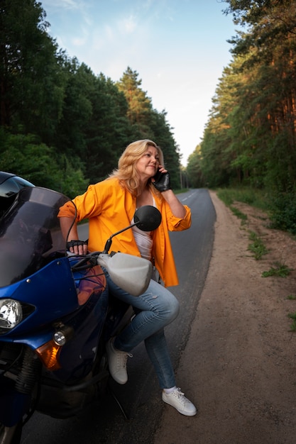 Photo c'est une vieille femme cool avec une moto.