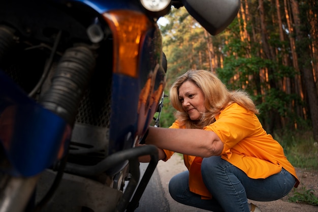 Photo c'est une vieille femme cool avec une moto.