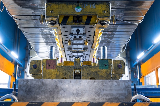 Estampage de tôles en appuyant sur la machine, machine de pressage des métaux de contrôle CNC, machine de pressage et de poinçonnage des métaux de haute précision et de haute précision.