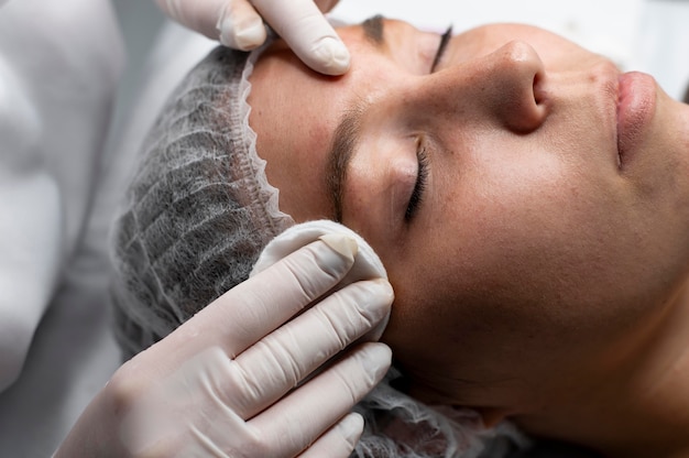 Photo esthéticienne faisant une procédure de microblading sur une femme