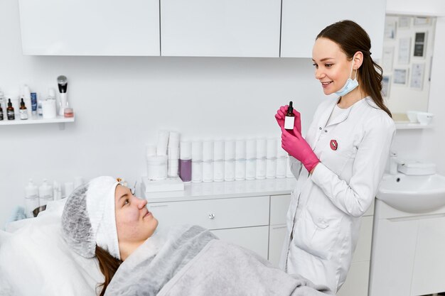 Esthéticienne fait des injections de mésothérapie soins de beauté spa soins de la peau Femme recevant des soins du visage par une esthéticienne au salon spa vue latérale Centre de bien-être