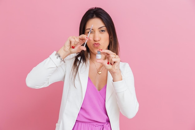 Esthéticienne médecin esthétique professionnel de la beauté tenant une seringue et un concept de botox d'application et de traitement de rajeunissement