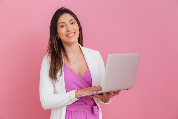 Esthéticienne médecin femme d'affaires entrepreneur tenant un cahier à la main esthétique et technologie connectée