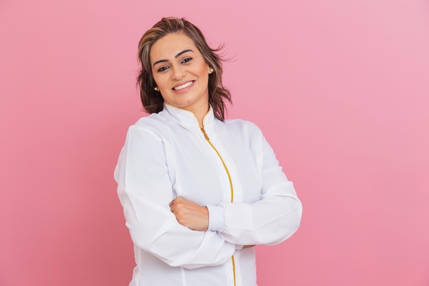 Esthéticienne professionnelle entrepreneur femme médecin esthétique bras croisés souriant