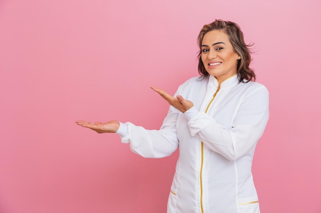 Esthéticienne professionnelle entrepreneur femme médecin esthétique pointant vers le côté gauche espace négatif publicité publicité