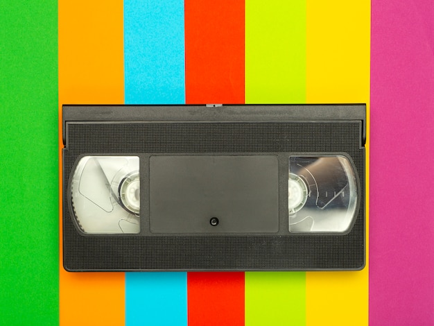 Esthétique des années 80 et 90. Vidéocassette (VHS) sur fond de couleur. Vidéo, concept minimal et rétro