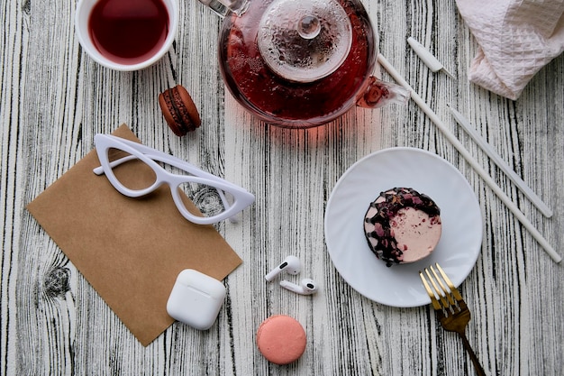 Esthétique rose noix de cajou dessert sans sucre et sans gluten avec thé naturel et maquette d'enveloppe Arrière-plan de style de vie féminin
