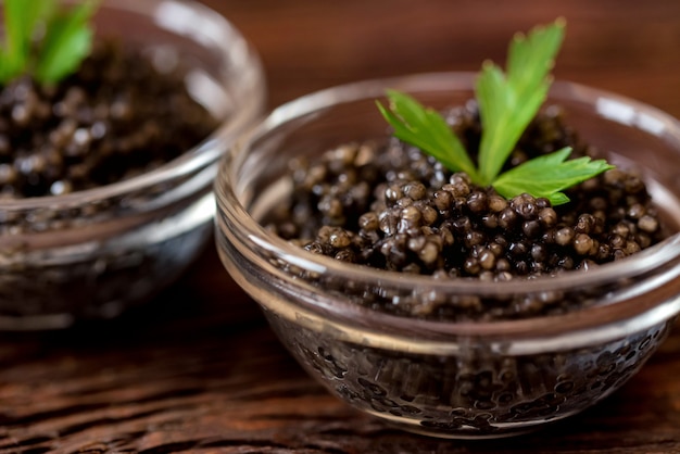 Esturgeon noir ou caviar de béluga sur table en bois