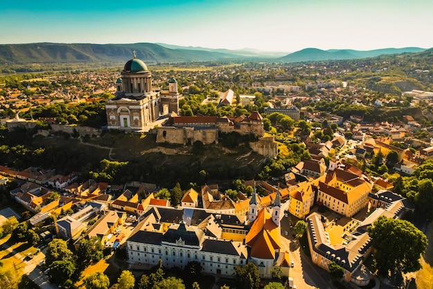 Esztergom Hongrie la basilique Notre-Dame d'Esztergom au bord du Danube Découvrez les beautés de la Hongrie