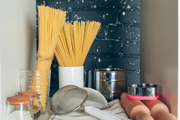 Etagère blanche avec set de vaisselle