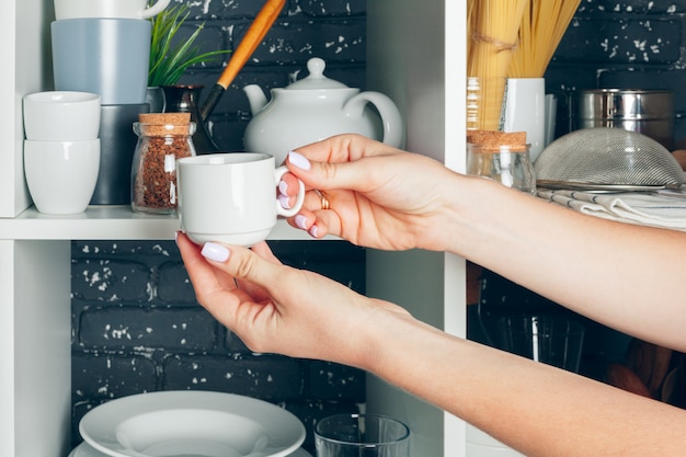 Etagère blanche avec set de vaisselle