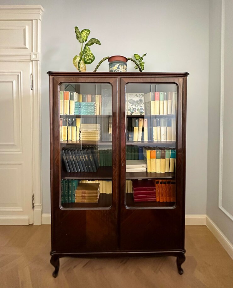 Photo une étagère en bois d'époque remplie de livres colorés soigneusement disposés et ornés de plantes décoratives