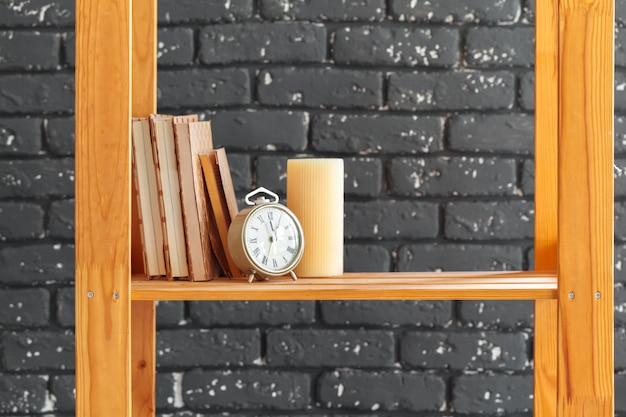 Photo Étagère en bois avec des livres et des trucs