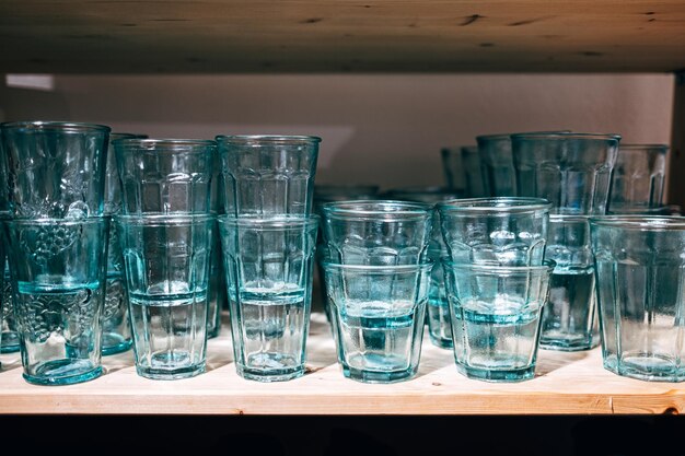 Photo Étagère en bois avec des verres verts