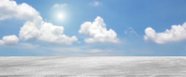 Photo Étagère en ciment brut avec ciel et nuages.