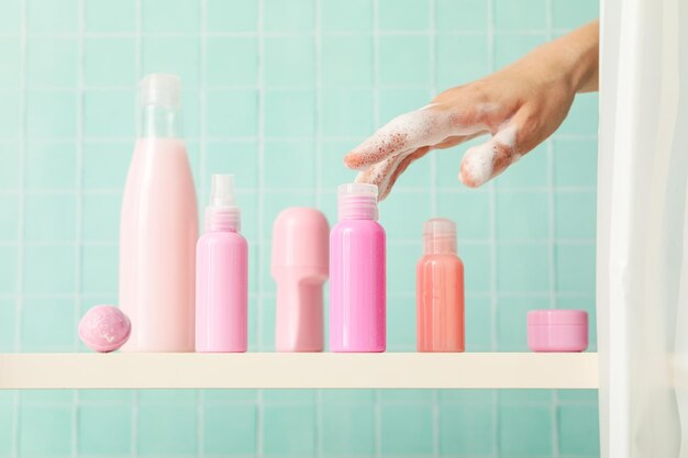 Une étagère dans la salle de bain avec des produits de soins