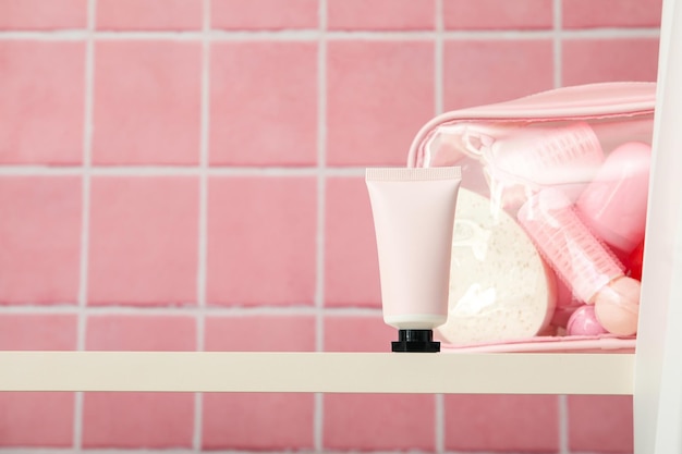 Une étagère dans la salle de bain avec des produits de soins