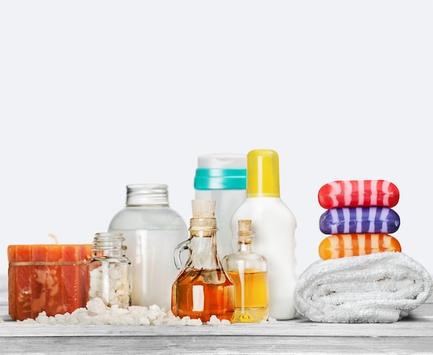 Photo une étagère dans une salle de bain