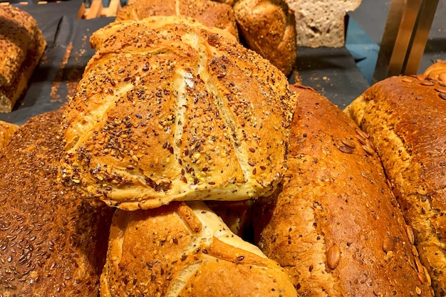 Photo Étagères dans une boulangerie moderne ou un magasin de marché avec différents assortiments de pains savoureux fraîchement cuits