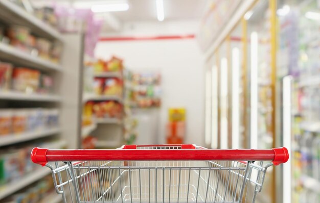 Étagères De Dépanneur Intérieur Arrière-plan Flou Avec Panier De Supermarché Vide