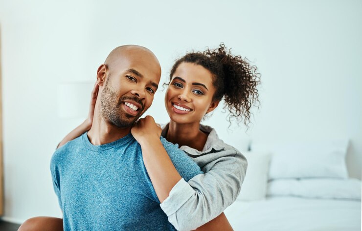 Photo étaient les plus heureux quand ils étaient à la maison photo recadrée d'un jeune couple affectueux dans leur chambre