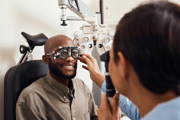 Photo c'était la clarté à première vue photo d'un jeune homme se faisant monter de nouvelles lunettes par un optométriste