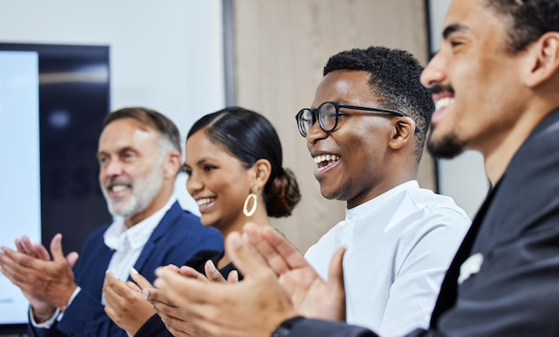 C'était une excellente présentation Photo d'un groupe d'hommes d'affaires applaudissant lors d'une réunion dans un bureau