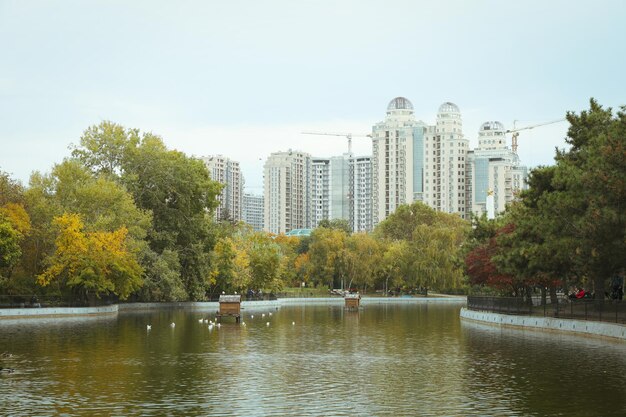 Étang dans un parc de la ville un jour d'automne