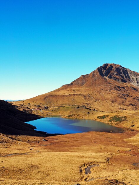 Photo l'étang par la montagne contre le ciel