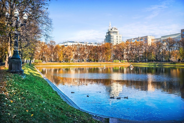 Les étangs du patriarche par une journée ensoleillée d'automne et des canards dans l'eau Moscou