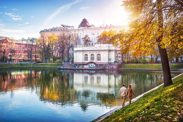 Les étangs du patriarche par une journée ensoleillée d'automne et un couple amoureux sur la rive Moscou