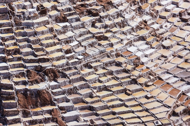 Étangs salés de Maras situés à l'Urubamba, Pérou