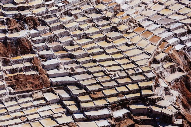 Les étangs de sel de Maras situés à l'Urubamba, Pérou