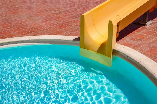 Une étape avec toboggan dans la piscine par le fond de la nature de la mer. Pour se baigner dans l'eau turquoise.