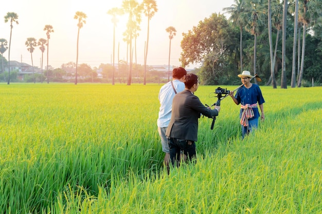 Les étapes du processus de production vidéo doivent être publiées selon différents canaux médiatiques Filmer le mode de vie Utiliser la caméra pour filmer Le travail d'équipe nécessite l'unité