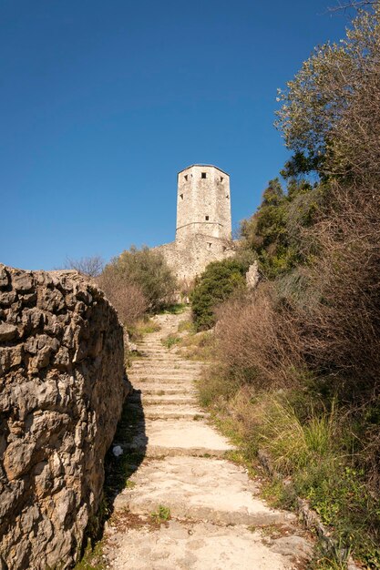 Étapes menant à la forteresse du village médiéval de Pocitelj en Bosnie-Herzégovine