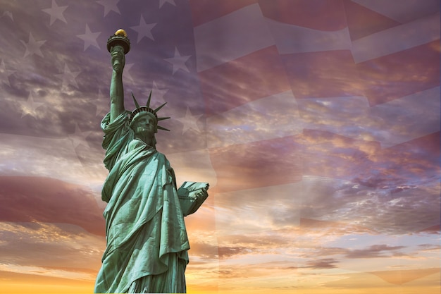 États-Unis d'Amérique dans la Statue de la liberté sur le fond du drapeau USA le coucher du soleil