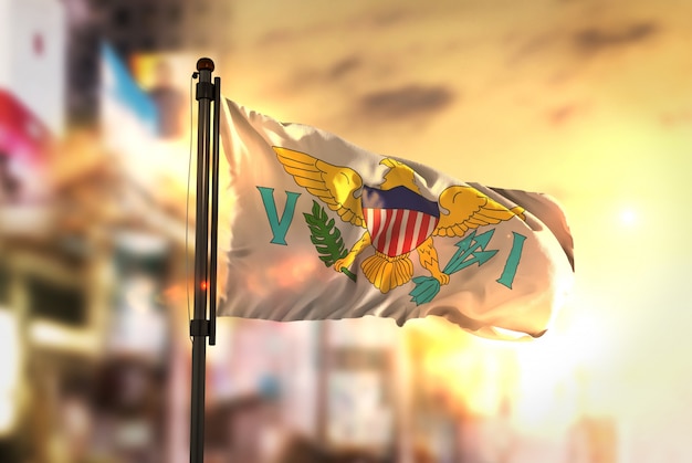 États-unis Virgin Islands Flag Against City Fond Flou Au Sunrise Backlight