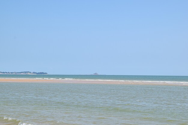 En été, le ciel est bleu et la mer est claire