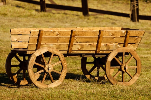 En été dans le village une vieille charrette en bois
