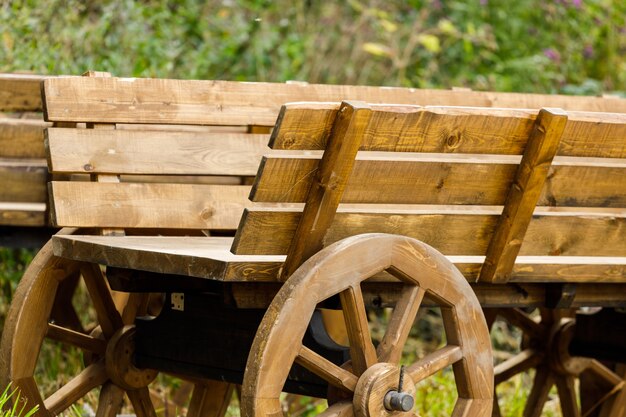 En été dans le village une vieille charrette en bois
