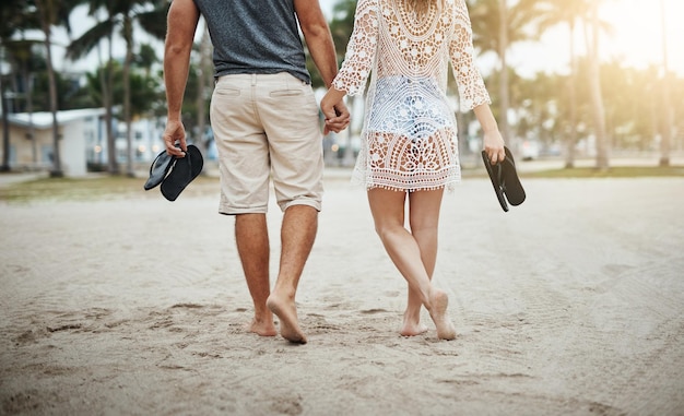L'été est l'heure de la romance Photo recadrée d'un jeune couple passant une journée romantique à la plage