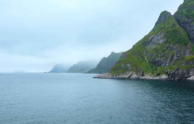 Été nuageux vue sur la côte de la mer