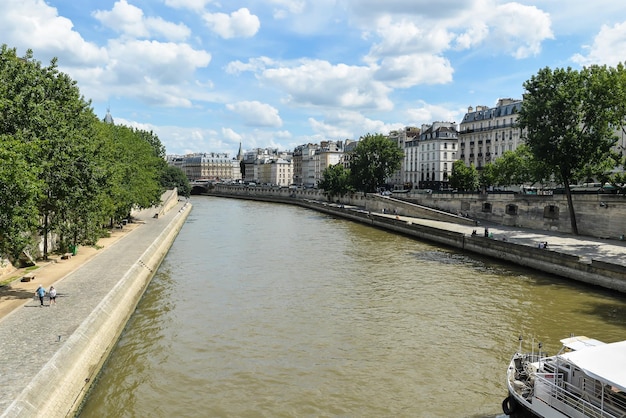 L'été Paris Quai de la Seine