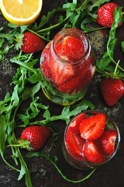 L&#39;été rafraichissant désintoxication boire de la roquette fraise citron.